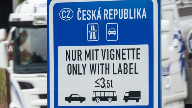 Ein Hinweisschild für die Maut in Tschechien: Das Land hat keine Klebevignetten mehr.