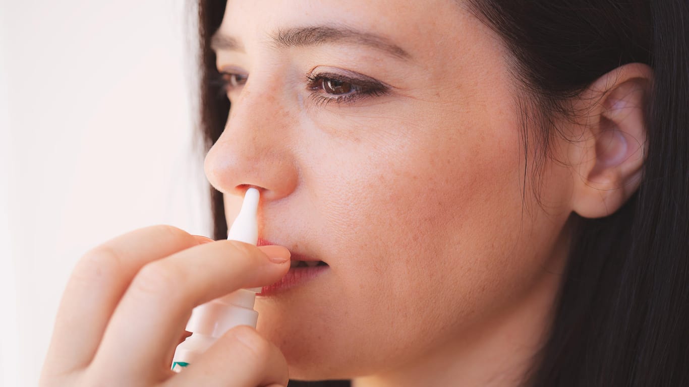 Nasentropfen: Wer abschwellende Nasensprays länger als eine Woche anwendet, wird schnell abhängig.