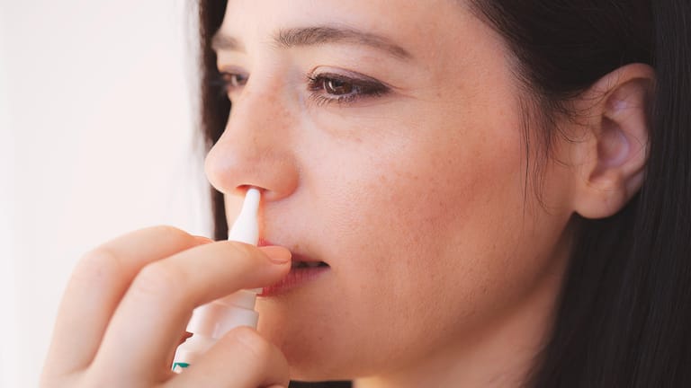 Nasentropfen: Wer abschwellende Nasensprays länger als eine Woche anwendet, wird schnell abhängig.