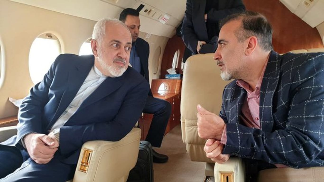 Auf diesem Foto, das auf Twitteraccount des iranischen Außenministers Mohammed Dschawad Sarif veröffentlicht wurde, spricht Sarif (l) mit dem iranischen Wissenschaftler Massud Soleimani an Bord eines Flugzeugs, während sie Zürich in Richtung Teheran, Iran, verlassen.
