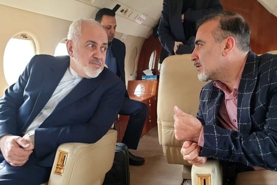 Auf diesem Foto, das auf Twitteraccount des iranischen Außenministers Mohammed Dschawad Sarif veröffentlicht wurde, spricht Sarif (l) mit dem iranischen Wissenschaftler Massud Soleimani an Bord eines Flugzeugs, während sie Zürich in Richtung Teheran, Iran, verlassen.