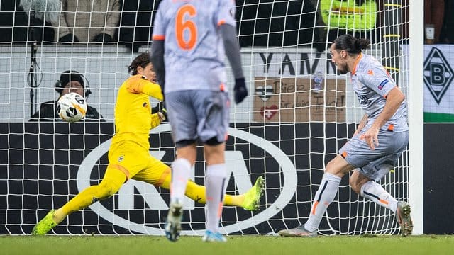 Istanbuls Enzo Crivelli (r) besiegelte in der Nachspielzeit mit seinem Tor das Gladbacher Aus. Istanbuls Enzo Crivelli (r) besiegelte in der Nachspielzeit mit seinem Tor das Gladbacher Aus.