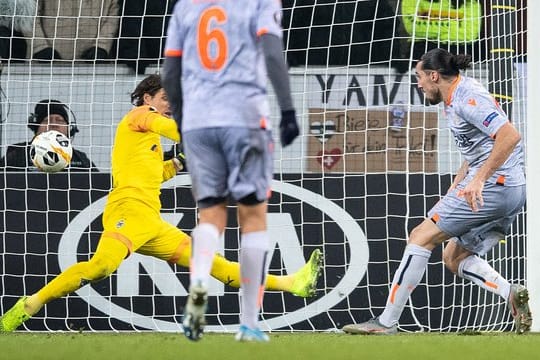 Istanbuls Enzo Crivelli (r) besiegelte in der Nachspielzeit mit seinem Tor das Gladbacher Aus.