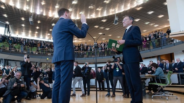 Ministerpräsident Michael Kretschmer (CDU, l) schwört seinen Amtseid bei der Vereidigung in der Sitzung des sächsischen Landtags neben Matthias Rößler (CDU), Landtagspräsident. Ministerpräsident Michael Kretschmer (CDU, l) schwört seinen Amtseid bei der Vereidigung in der Sitzung des sächsischen Landtags neben Matthias Rößler (CDU), Landtagspräsident.