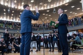 Ministerpräsident Michael Kretschmer (CDU, l) schwört seinen Amtseid bei der Vereidigung in der Sitzung des sächsischen Landtags neben Matthias Rößler (CDU), Landtagspräsident.