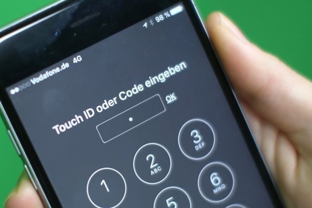 Apple will den Passwortschutz zweier iPhones von Attentätern auch auf Druck von Behörden nicht aufheben.
