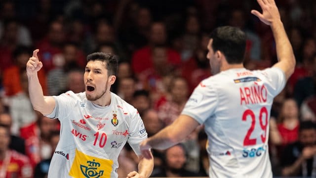 Spaniens Alex Dujshebaev Dobichevaeva (l) und Aitor Arino Bengoechea feiern den 30:26-Erfolg gegen Österreich. Spaniens Alex Dujshebaev Dobichevaeva (l) und Aitor Arino Bengoechea feiern den 30:26-Erfolg gegen Österreich.