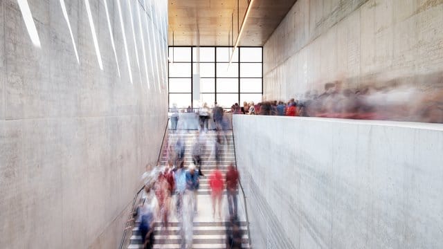 Besucher in der James-Simon-Galerie. Besucher in der James-Simon-Galerie.