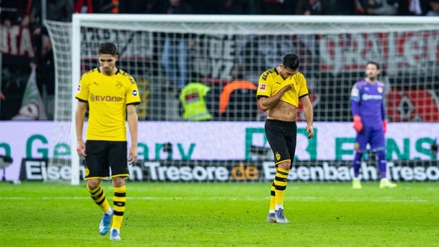 Nach dem Tor zur 4:3-Führung für Leverkusen ist Dortmunds Emre Can (r) die Freude über sein Traumtor zuvor vergangen.