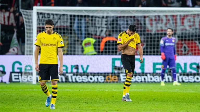 Nach dem Tor zur 4:3-Führung für Leverkusen ist Dortmunds Emre Can (r) die Freude über sein Traumtor zuvor vergangen.