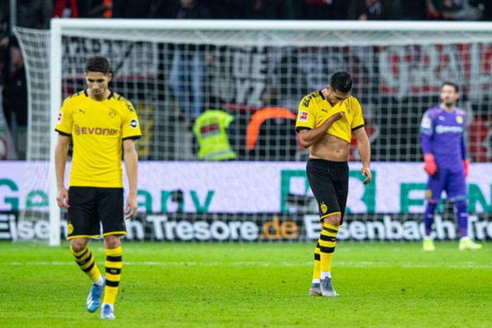 Nach dem Tor zur 4:3-Führung für Leverkusen ist Dortmunds Emre Can (r) die Freude über sein Traumtor zuvor vergangen.