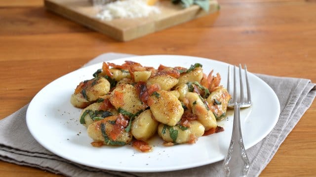 Die frischgekochten Gnocchi werden in Salbei-Butter angebraten und mit krossem Prosciutto, Parmesan und frisch gemahlenem Pfeffer serviert.