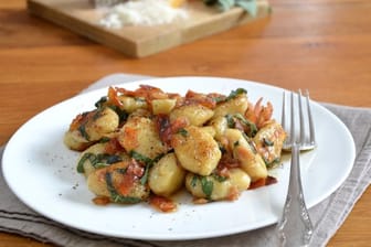 Die frischgekochten Gnocchi werden in Salbei-Butter angebraten und mit krossem Prosciutto, Parmesan und frisch gemahlenem Pfeffer serviert.