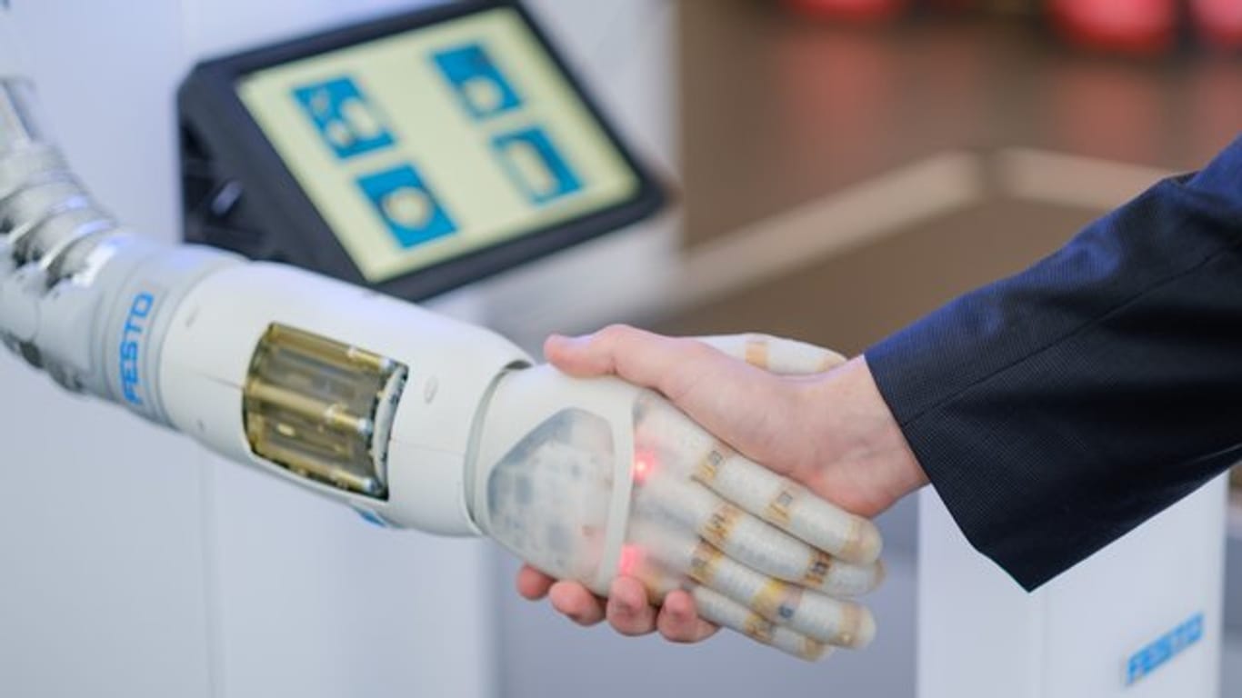 Die pneumatisch betriebene Roboter-Hand „Bionic Soft Hand“ der Firma Festo auf der Hannover Messe.