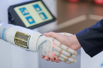Die pneumatisch betriebene Roboter-Hand „Bionic Soft Hand“ der Firma Festo auf der Hannover Messe.