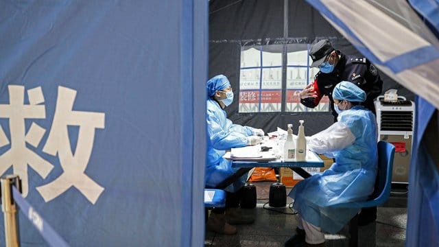 Nach einem Meinungsbeitrag im "Wall Street Journals", der China als "wahren kranken Mann" im Kampf gegen den Coronavirus brandmarkte, hat China drei Korrespondenten der Zeitung die Akkreditierung entzogen. Nach einem Meinungsbeitrag im "Wall Street Journals", der China als "wahren kranken Mann" im Kampf gegen den Coronavirus brandmarkte, hat China drei Korrespondenten der Zeitung die Akkreditierung entzogen.