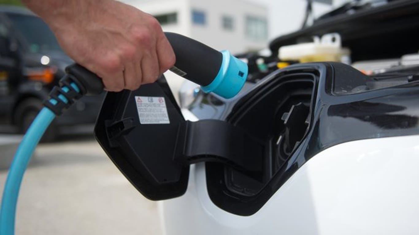 Strom und Förderung zapfen: Der Umweltbonus für E-Autos wurde erhöht und die Antragstellung vereinfacht.