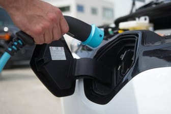 Strom und Förderung zapfen: Der Umweltbonus für E-Autos wurde erhöht und die Antragstellung vereinfacht.
