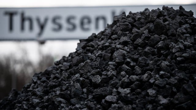 Ein Haufen Kohle vor dem Eingang zum Werk der Thyssenkrupp Steel AG abgelegt. Ein Haufen Kohle vor dem Eingang zum Werk der Thyssenkrupp Steel AG abgelegt.