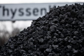 Ein Haufen Kohle vor dem Eingang zum Werk der Thyssenkrupp Steel AG abgelegt.