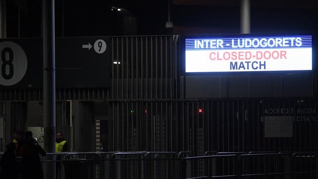 Eine Anzeige im San-Siro-Stadion weist auf den Zuschauerausschluss hin.