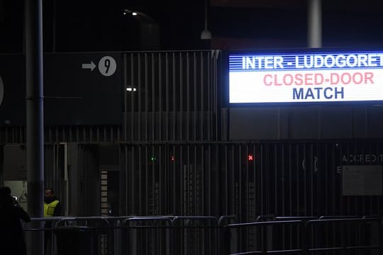 Eine Anzeige im San-Siro-Stadion weist auf den Zuschauerausschluss hin.