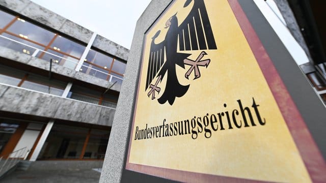 Das Bundesverfassungsgericht prüft derzeit, ob Frauen bei einer Scheidung in bestimmten Fällen bei der Berechnung ihrer Altersversorgung benachteiligt werden.