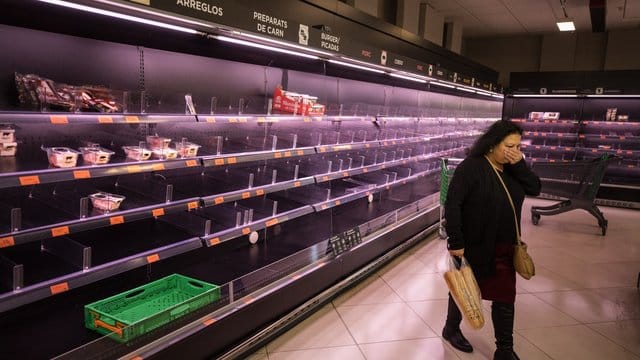 Fast leer: Regale in einem spanischen Supermarkt.