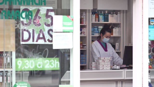 Eine Apothekerin mit Mundschutz in Spanien.