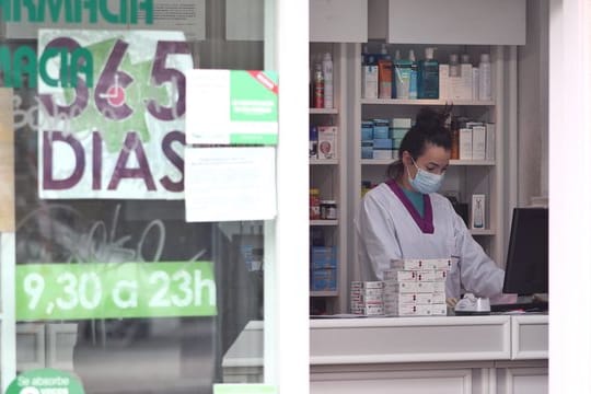 Eine Apothekerin mit Mundschutz in Spanien.