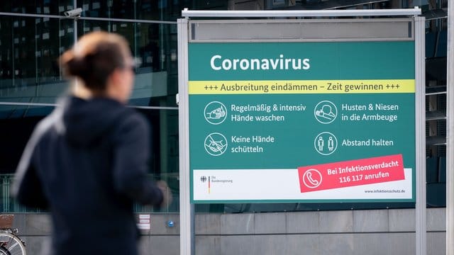 Ein Plakat informiert vor dem Bundespresseamt über Schutzmaßnahmen zum Coronavirus. Ein Plakat informiert vor dem Bundespresseamt über Schutzmaßnahmen zum Coronavirus.