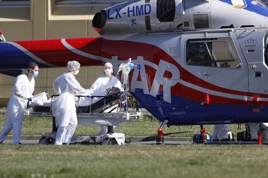 Ein Notfallpatient wird aus dem Zivilkrankenhaus von Mulhouse zu einem Hubschrauber gebracht.
