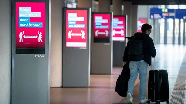 Berliner Hauptbahnhof: Um die Ausbreitung des Coronavirus zu verlangsamen, bleibt das öffentliche Leben weiter erheblich eingeschränkt. Berliner Hauptbahnhof: Um die Ausbreitung des Coronavirus zu verlangsamen, bleibt das öffentliche Leben weiter erheblich eingeschränkt.