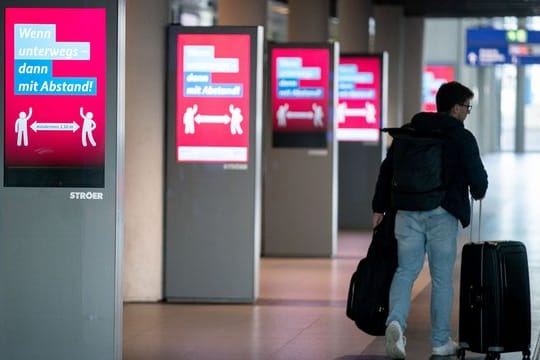 Berliner Hauptbahnhof: Um die Ausbreitung des Coronavirus zu verlangsamen, bleibt das öffentliche Leben weiter erheblich eingeschränkt.