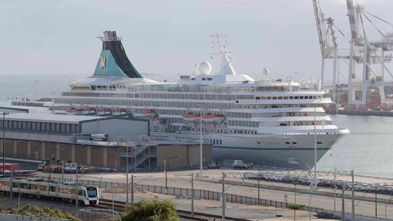Das deutsche Kreuzfahrtschiff "MS Artania" liegt im Hafen von Fremantle.