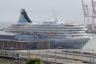 Das deutsche Kreuzfahrtschiff "MS Artania" liegt im Hafen von Fremantle.