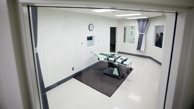 Hinrichtungskammer des San Quentin Gefängnis, in der mit Injektion Urteile vollstreckt werden. Hinrichtungskammer des San Quentin Gefängnis, in der mit Injektion Urteile vollstreckt werden.