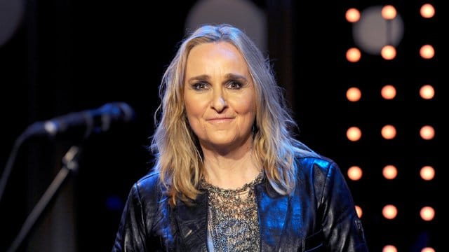 US-Sängerin Melissa Etheridge 2015 in der Talkshow 3nach9 im Sendesaal von Radio Bremen. US-Sängerin Melissa Etheridge 2015 in der Talkshow 3nach9 im Sendesaal von Radio Bremen.