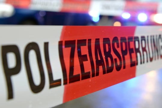 Eine Polizeiband trennt einen Bereich ab Eine Polizeiband trennt einen Bereich ab