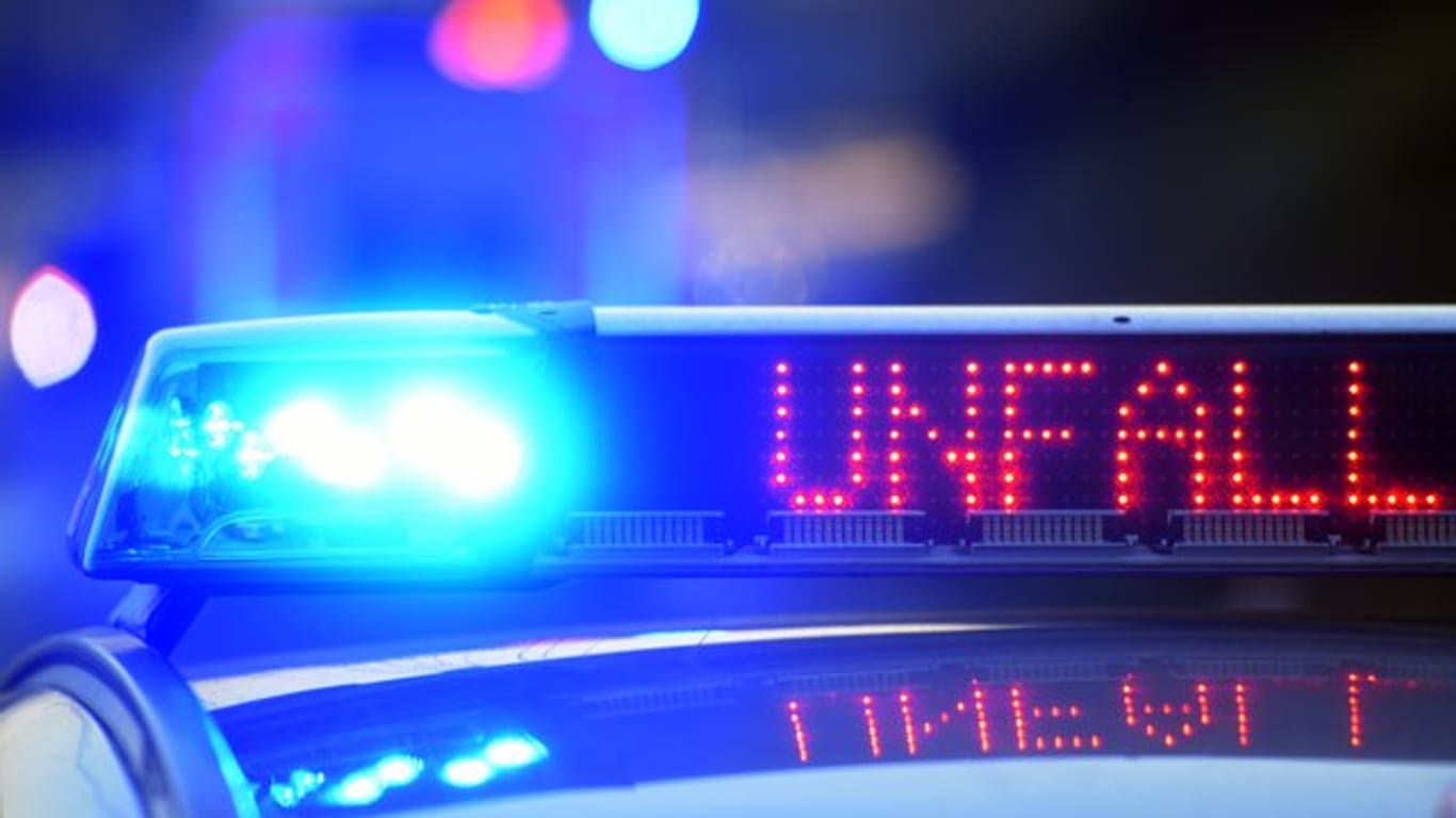 Ein Polizeiwagen steht mit eingeschaltetem Blaulicht an einem Unfallort: Ein 23-Jähriger ist bei einem Unfall ums Leben gekommen.