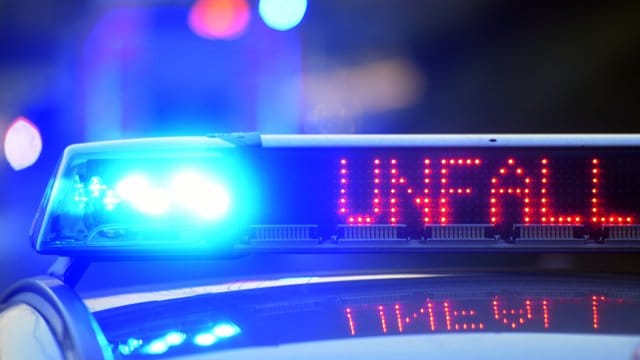Ein Polizeiwagen steht mit eingeschaltetem Blaulicht an einem Unfallort: Ein 23-Jähriger ist bei einem Unfall ums Leben gekommen. Ein Polizeiwagen steht mit eingeschaltetem Blaulicht an einem Unfallort: Ein 23-Jähriger ist bei einem Unfall ums Leben gekommen.