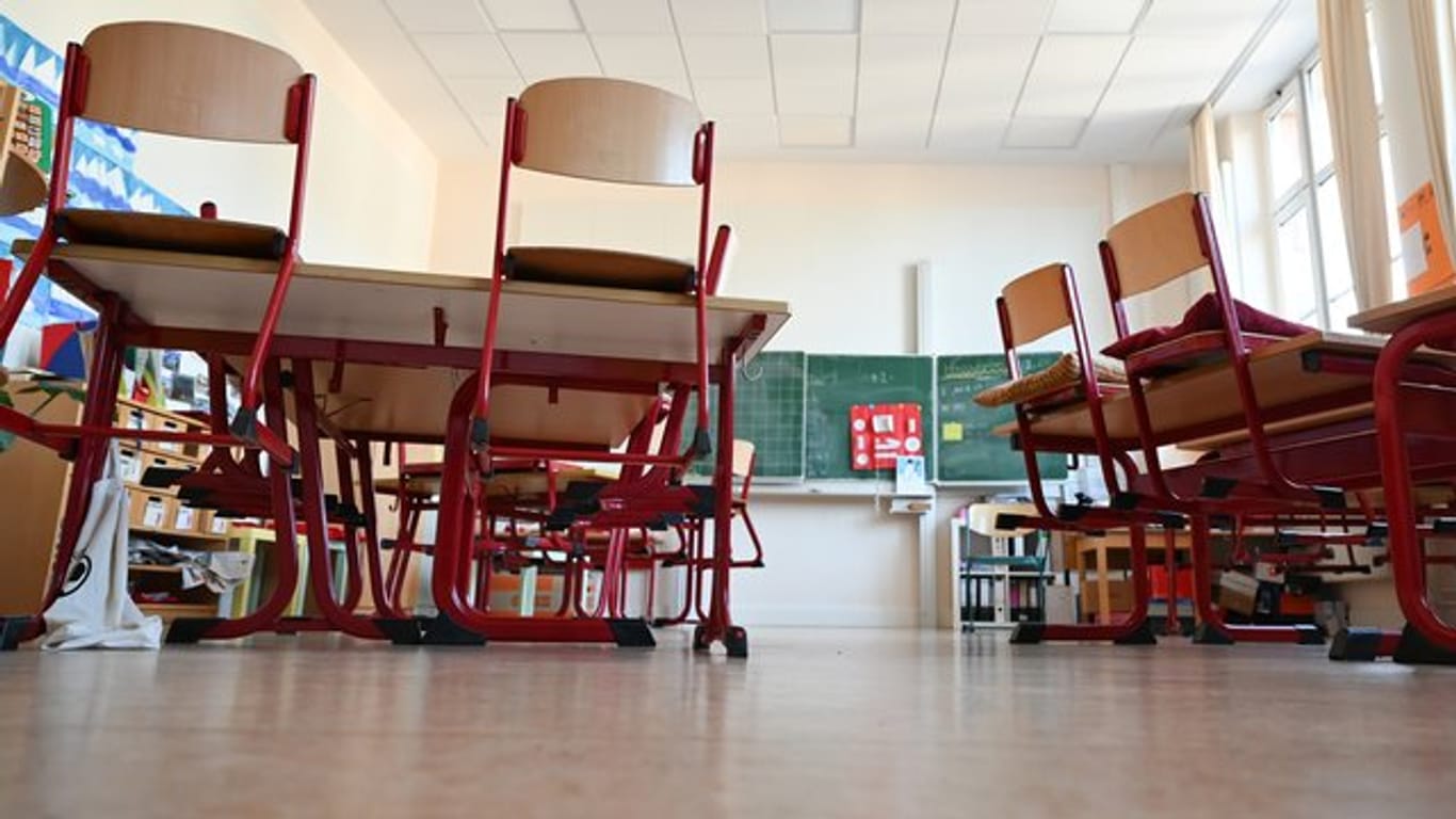 Ein leerer Klassenraum in einer Grundschule in Frankfurt.