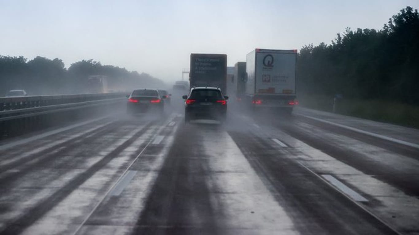 Fahrzeuge fahren bei Regen über eine Autobahn