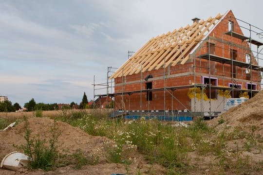 Neubauten lassen sich so planen, dass sie Starkregen und Hochwasser trotzen.