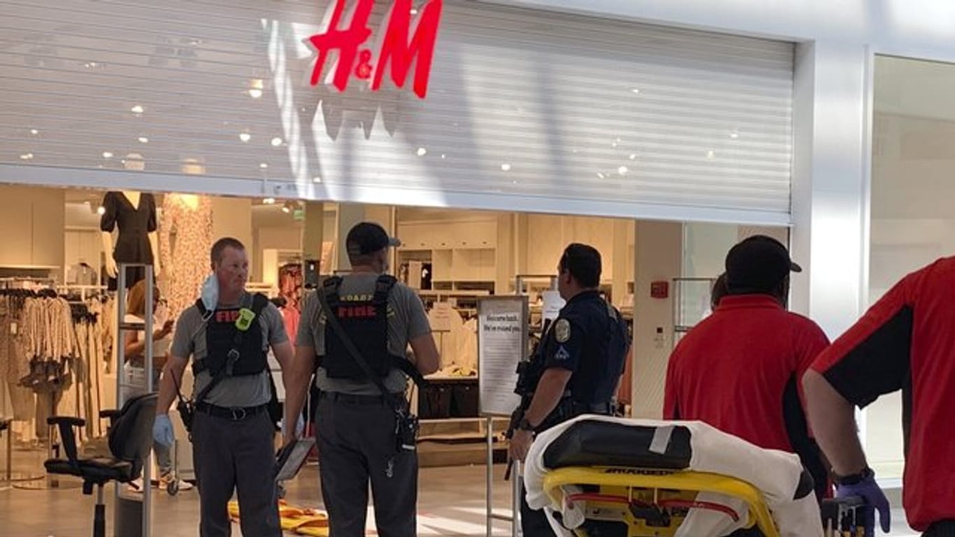 Einsatzkräfte untersuchen den Ort einer Schießerei in einem Einkaufszentrum in Alabama.