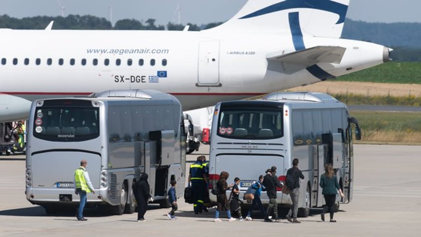 Angekommen: Flüchtlinge aus griechischen Flüchtlingslagern steigen aus dem Flugzeug am Flughafen Kassel-Calden.