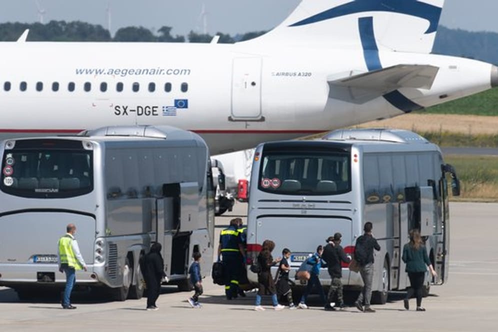 Angekommen: Flüchtlinge aus griechischen Flüchtlingslagern steigen aus dem Flugzeug am Flughafen Kassel-Calden.