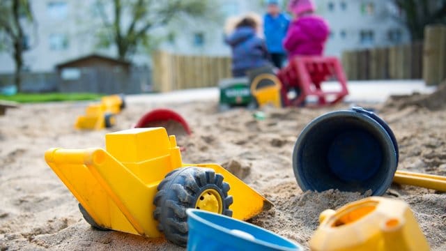 Kinder spielen in einer Kindertagesstätte in Düsseldorf (Archivbild).