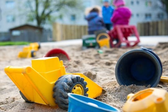 Kinder spielen in einer Kindertagesstätte in Düsseldorf (Archivbild).