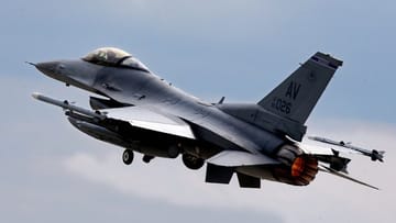 Start myśliwca F16: Były generał NATO James Stavridis żąda dostarczenia tych samolotów na Ukrainę.